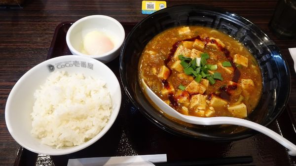「麻婆豆腐カレーラーメン（900円）＋半熟タマゴ＋ライス」@カレーハウスCoCo壱番屋 JR昭島駅南口店の写真
