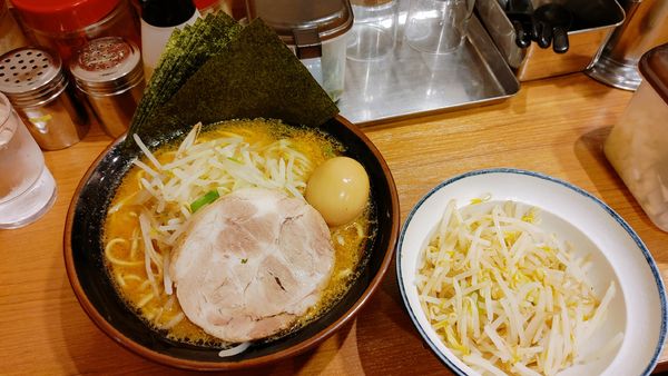 「味噌ラーメン大・のり・もやキャベ(味玉サービス)￥１１００」@横浜家系ラーメン まくり家 川崎店の写真