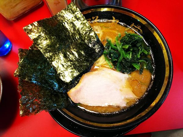 「ラーメン」@家系ラーメン王道家直伝 との丸家 松飛台店の写真