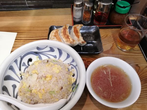 「炒飯　中盛　650円　餃子　3ケ　300円」@赤坂一点張 たまプラーザ店の写真