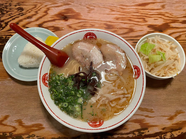 「ラーメン、オニギリ（一個）」@ラーメン 唐そば 渋谷2丁目店の写真