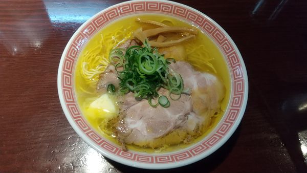 「とり塩ラーメンエシレバターつき（この日限定）1100円」@中華そば えもとの写真
