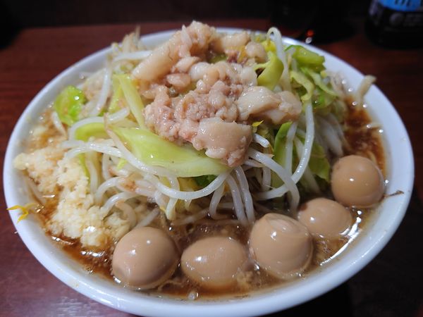 「ラーメン820円（ニンニク、アブラ）＋味付けうずら100円」@D麺の写真
