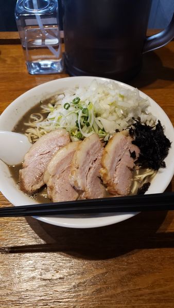 「濃厚煮干しそば(大)780円チャー170円玉ねぎ70円」@中村屋総本山の写真