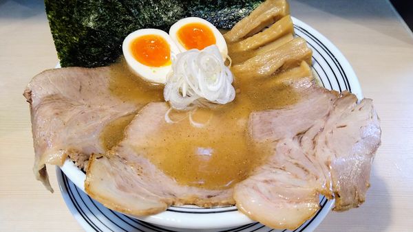 「超煮干らぁめん全部のせ」@煮干しらぁめん 猫トラ亭の写真