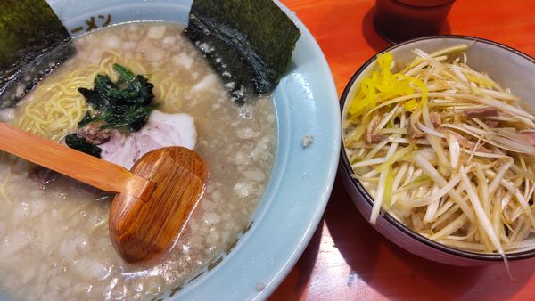「モーニングサービスラーメン油多め420円ネギ丼300円」@ラーメンショップ椿 春日部南桜井店の写真