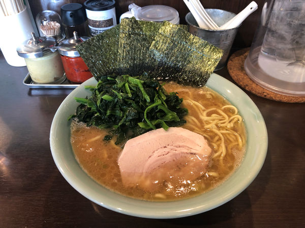 「ラーメン中＋ほうれん草」@横浜家系らーめん いずみ家の写真