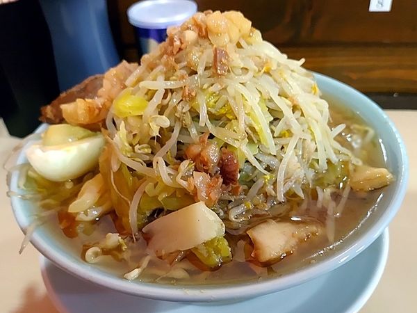 「麺少なめ 野菜増し ブタカスアブラ」@ラーメン富士丸 平塚店の写真