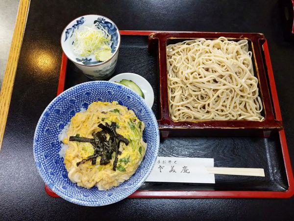「親子丼とせいろ（880円）＋大盛り（150円）」@いさ美庵の写真