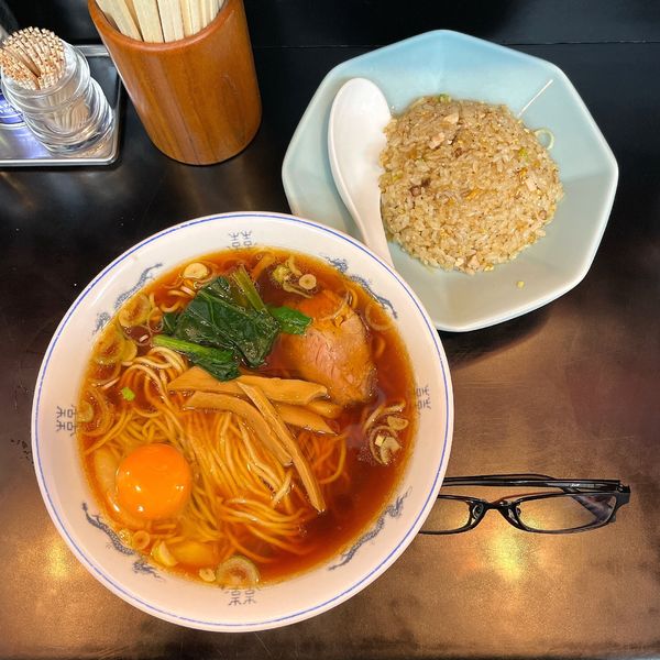 「月見ラーメン（半チャンラーメン＋生玉子）」@中華そば 成光の写真