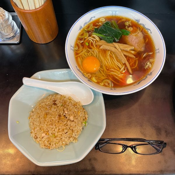 「半分チャーハン（半チャンラーメン＋生玉子）」@中華そば 成光の写真