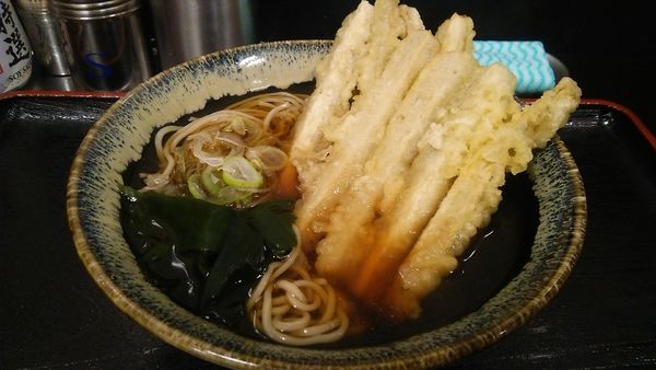 「かけそば 330円＋ごぼう天 150円」@そばの陣の写真