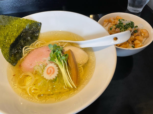 「白醤油鶏そば、チャーシュー小丼」@Tonariの写真