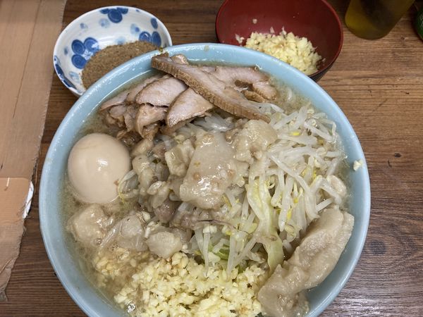 「ブタ入り＋生姜＋魚粉＋煮玉子」@ラーメン二郎 池袋東口店の写真