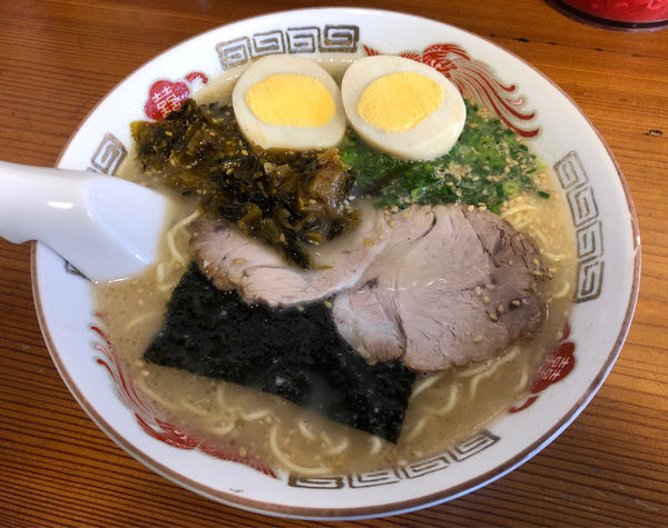 「ラーメン(並.醤油)＋辛子高菜.固ゆで味玉」@バスラーメンの写真