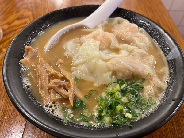 「濃厚海老ワンタン麺」@広州市場 五反田店の写真