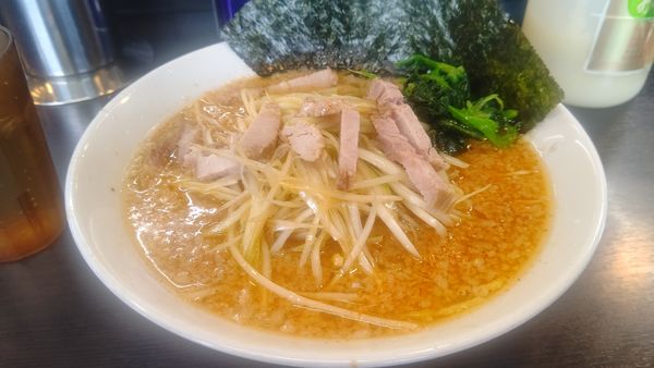 「ネギラーメン小盛９００円＋椿しびれ玉５０円」@ラーメンショップ 糸魚川店の写真