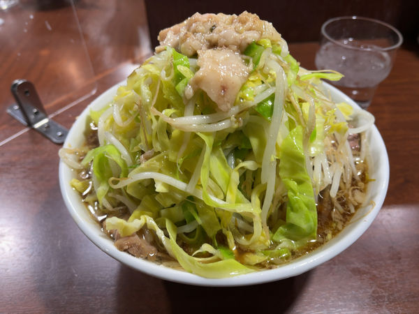 「ラーメン（970円）豚増し　ヤサイ　アブラ」@D麺の写真