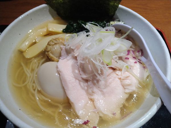 「特製塩らぁ麺 全部のせ 和え玉」@大衆IZAKAYA エイト 大崎店の写真