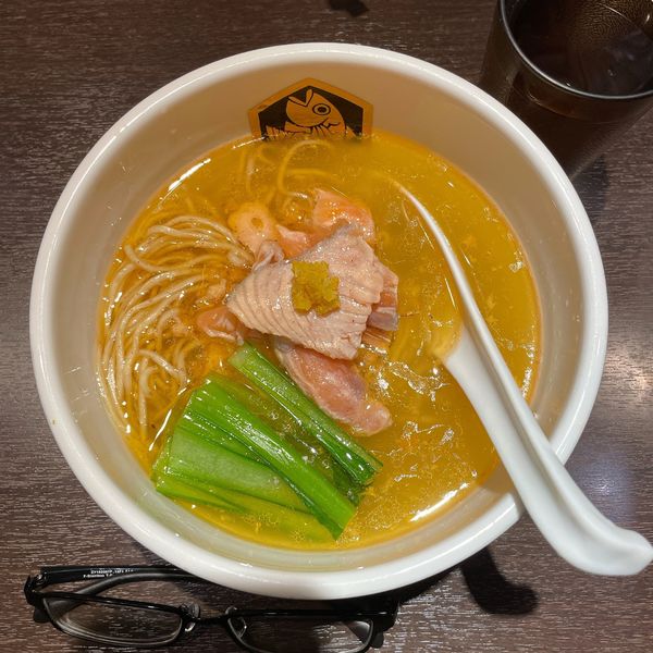 「サーモンらーめん」@真鯛らーめん 麺魚 神保町店の写真