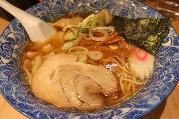 「ワンタン麺　700円」@肉厚わんたん麺と手作り焼売 ら麺亭 浅草支店の写真