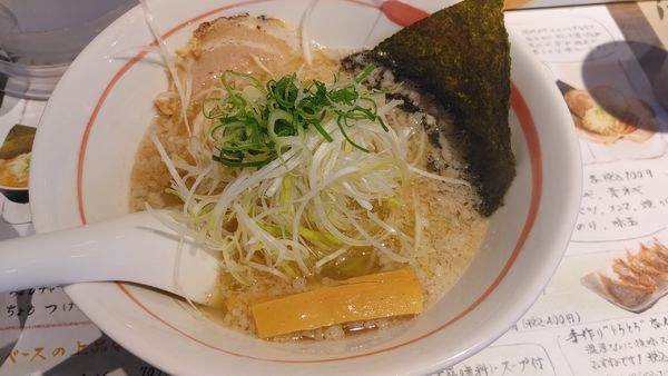 「魚介しょうゆラーメン　鰯W 背脂あり」@俺らラーメン ちょもらんまの写真