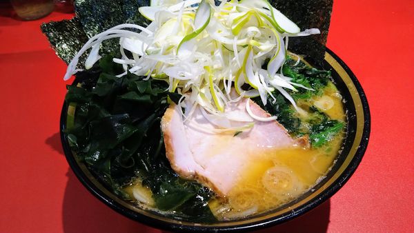 「ラーメン(中盛･麺硬め･味濃いめ)+海苔･下仁田葱･生わかめ」@厚木家の写真