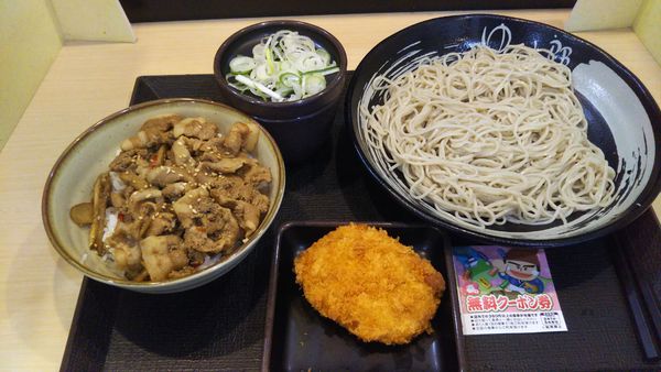 「ミニ肉ごぼう丼セット、コロッケ（クーポン）」@ゆで太郎 荒川沖店の写真