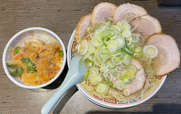 「塩中華+大盛り+肉+ネギ+限定鶏みそ丼」@丸中華そばの写真