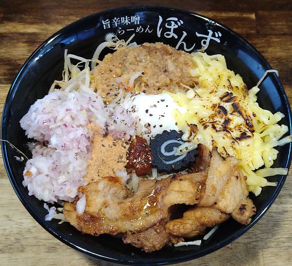 「旨辛味噌まぜそば￥900＋炙りチーズ￥100＋ムラサキ￥30」@旨辛味噌らーめん ぼんずの写真