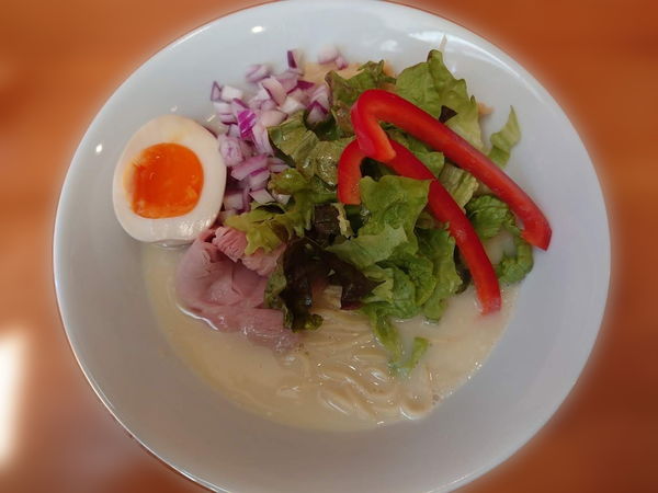 「ベジ・鶏らーめんと玉ねぎ、メンマ(穂先)、半味玉」@らーめん コッコの写真