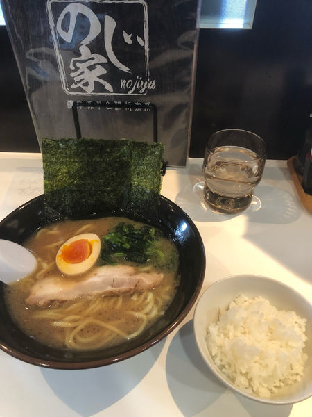 「家系ラーメン硬め濃いめ、ライス」@横濱家系のじ家の写真