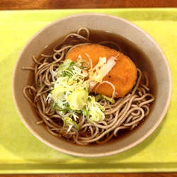 コロッケそば(410円)
