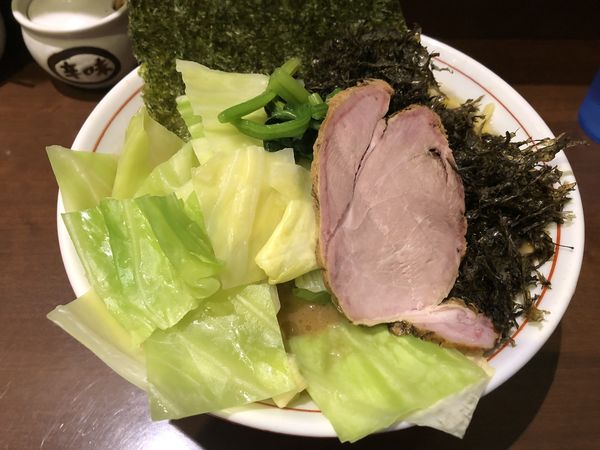 「らーめんもも中盛固め濃いめキャベツ岩のり」@らーめん飛粋の写真