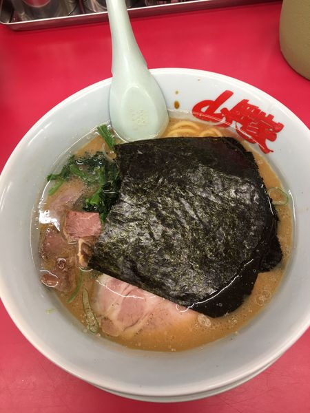 「醤油ラーメン690円　卵かけごはん240円　コロチャー」@ラーメン山岡家 伊勢崎宮子店の写真