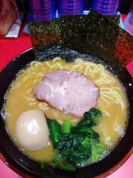 「ラーメン㊥+半熟味玉」@横浜ラーメン 新横家の写真