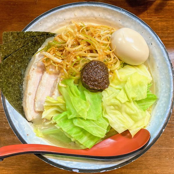 「熟成練り醤油らーめん（並盛）+ 具だくさん ¥1,000」@『   』（無銘）の写真