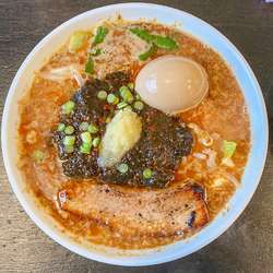 ブラックラーメン 味玉 + チャーシュー飯 ¥980