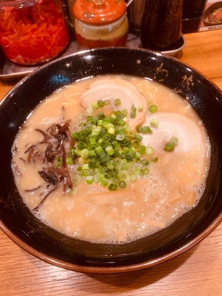「わくらーめん 700円　替玉 100円」@博多とんこつラーメン わ蔵 御徒町店の写真