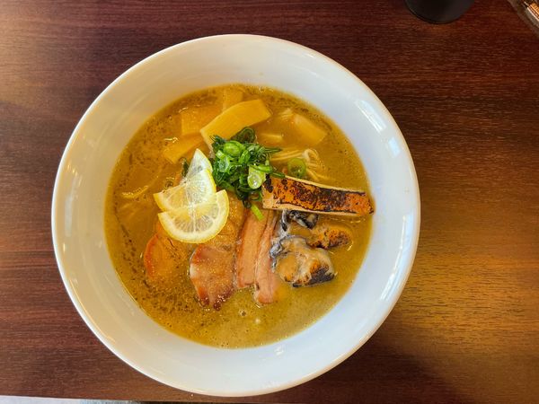 「牡蠣白湯らーめん　吊るしヤキブタ増し」@麺乃はるの写真