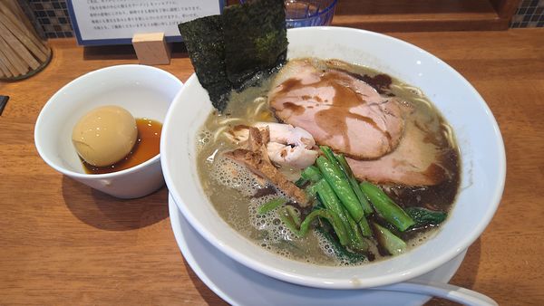 「煮干ラーメントリュフ風味¥800+煮卵¥100-」@魚貝中華そば 西尾久さんごの写真
