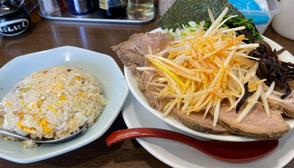 「ネギチャーシューメン、チャーハン」@うまいヨ ゆうちゃんラーメンの写真