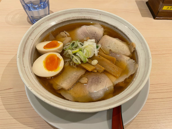 「チャーシューワンタンメン + 煮たまご」@ワンタンメンの満月 三鷹店の写真