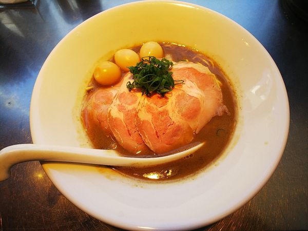 「焙煎濃厚煮干+サービスうずら」@さんじの写真