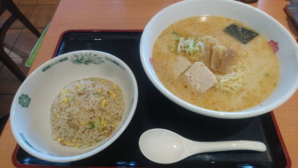 「豚骨ラーメン　半チャーハン」@日高屋 土浦西口店の写真