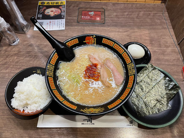 「ラーメン、海苔、半熟塩たまご、ごはん」@一蘭 太宰府店の写真