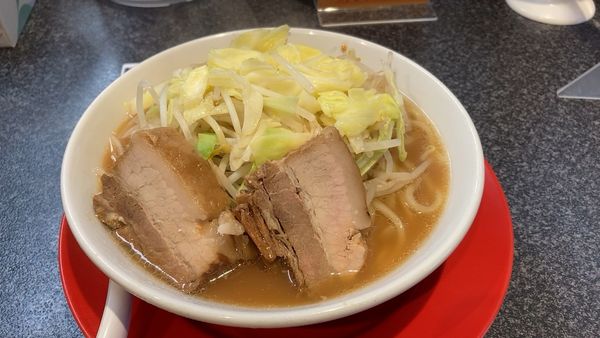 「二郎系ラーメン並　820円」@麺屋 しずる 蒲郡駅前店の写真
