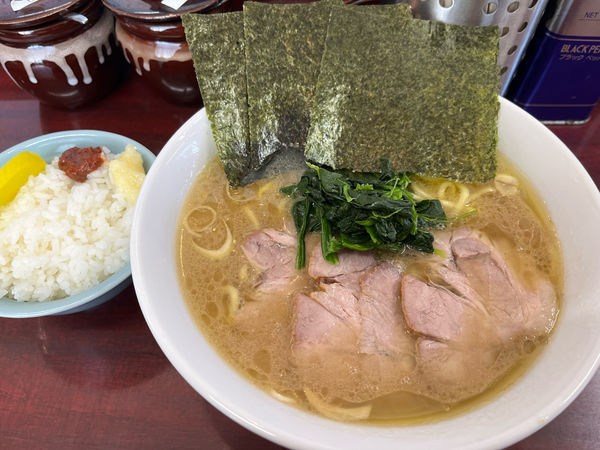 「醤油とんこつラーメン（並）チャーシュー   半ライス」@甲子家の写真