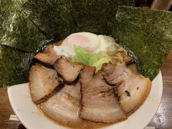 「黒まー油らーめん(焼豚、半熟卵、海苔トッピング)」@らー麺屋台 骨のzuiの写真