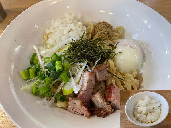 「【期間限定】温玉鬼ニボ油そば870円、追い飯30円」@茨城油そば協会 茨大前本店の写真